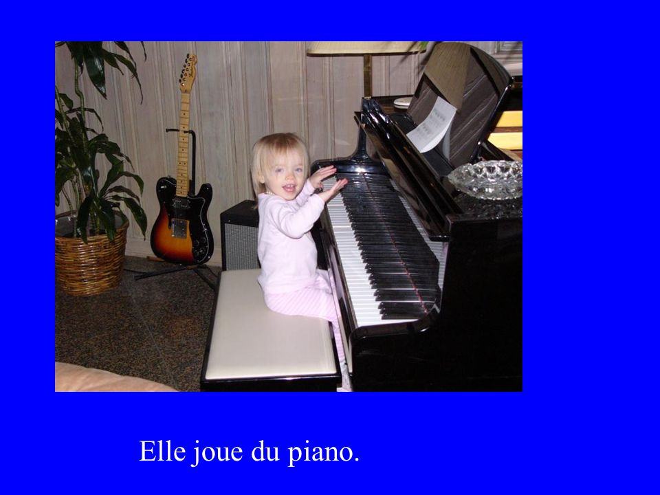 Elle joue du piano.