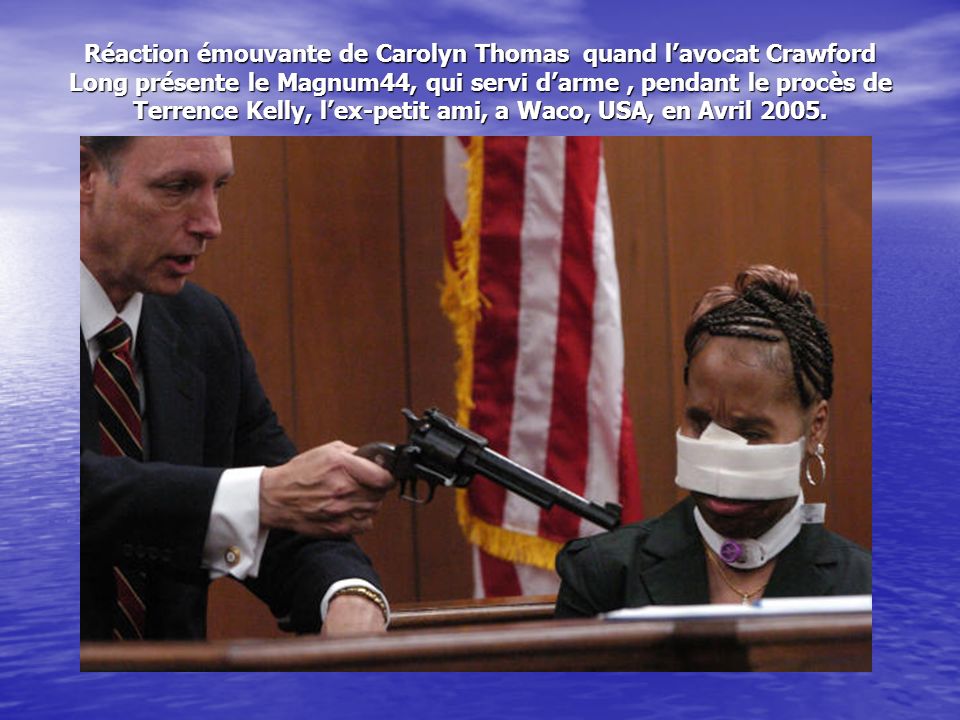 Réaction émouvante de Carolyn Thomas quand lavocat Crawford Long présente le Magnum44, qui servi darme, pendant le procès de Terrence Kelly, lex-petit ami, a Waco, USA, en Avril 2005.