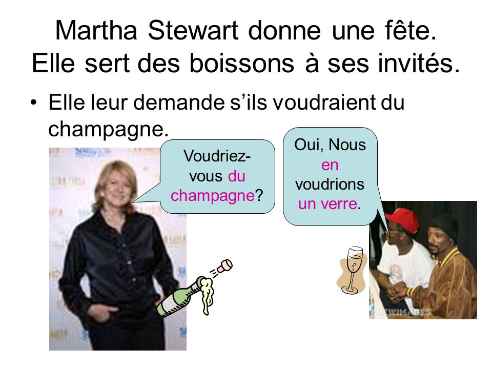 Martha Stewart donne une fête. Elle sert des boissons à ses invités.