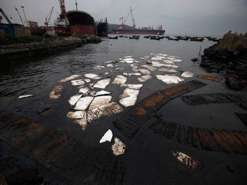 Загрязнение керосином. Разлив нефти в море. Нефтяное пятно в желтом море. Желтое море загрязнение. Загрязнение воды.