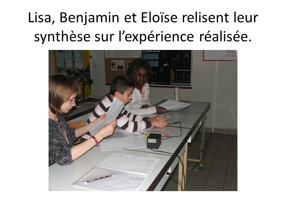 Lisa, Benjamin et Eloïse relisent leur synthèse sur lexpérience réalisée.