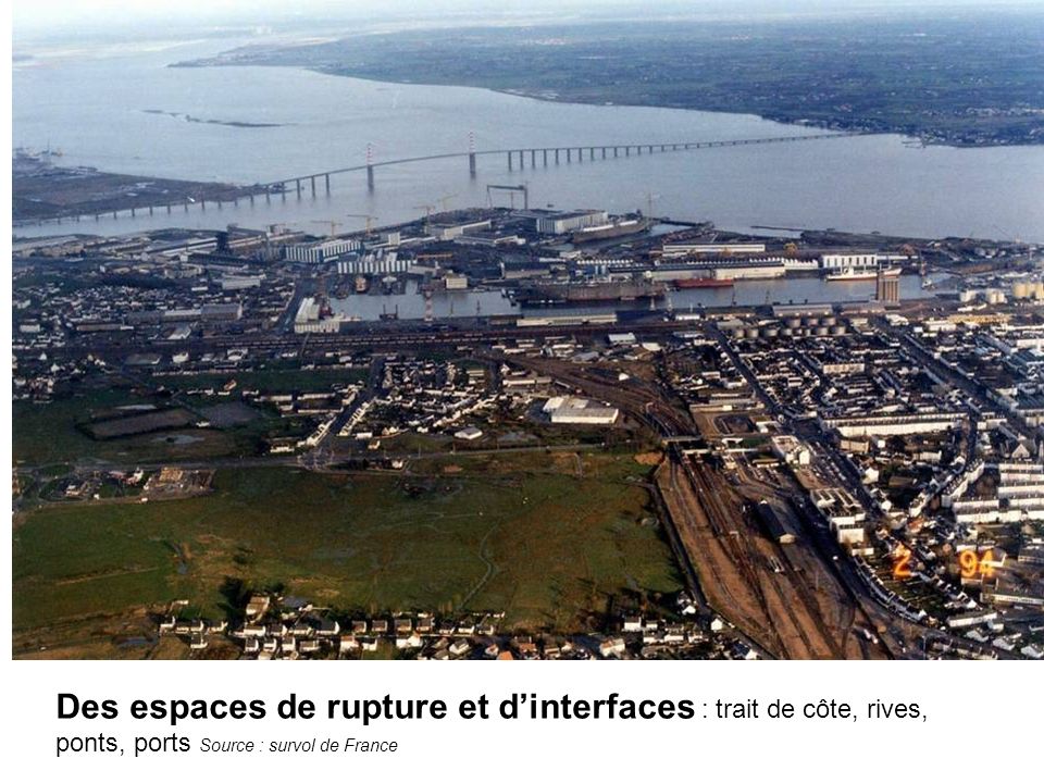 Des espaces de rupture et dinterfaces : trait de côte, rives, ponts, ports Source : survol de France