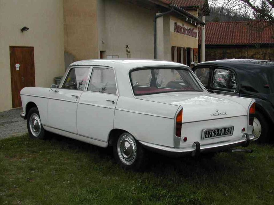 PEUGEOT « 404 » dessinée par lItalien Pininfarina, présentée en 1960 et produite jusquen 1972.