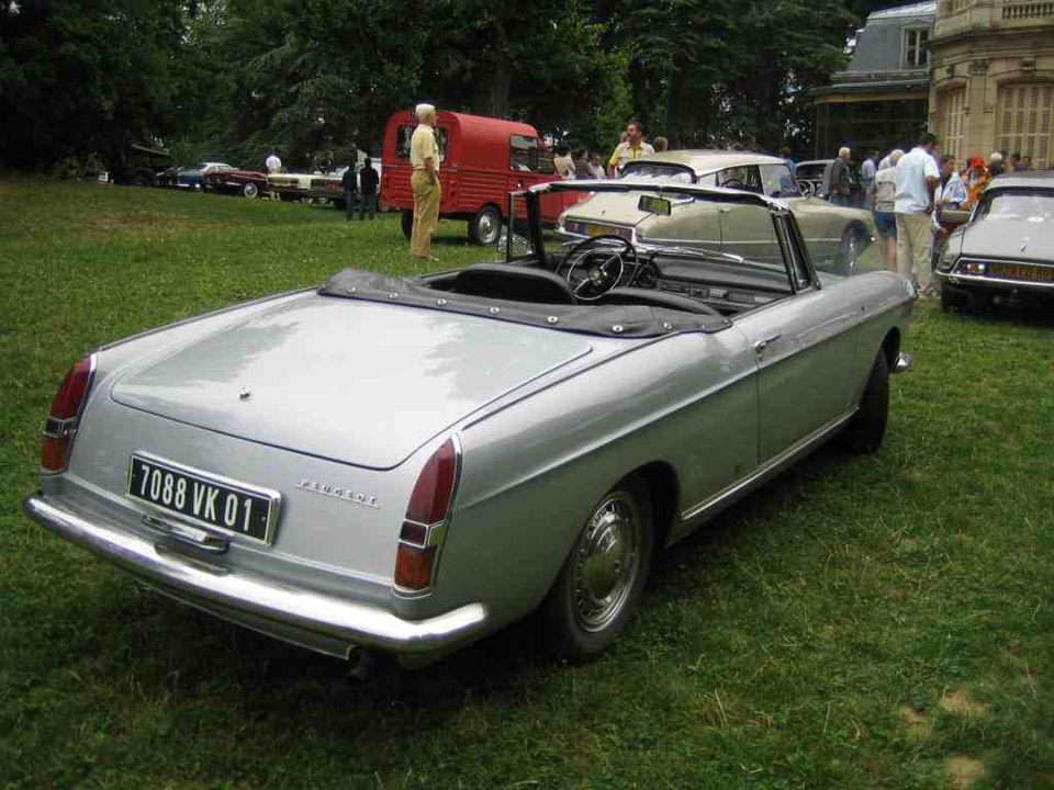 PEUGEOT Cabriolet « 404 » du même auteur, lancé en 1961, produit jusquen 1968 et très recherché aujourdhui.