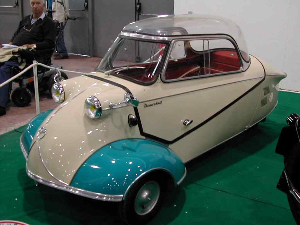 FIAT « 500 », la petite grande auto italienne, surnommée en France le « Pot de yaourt », produite de 1957 à 1975.