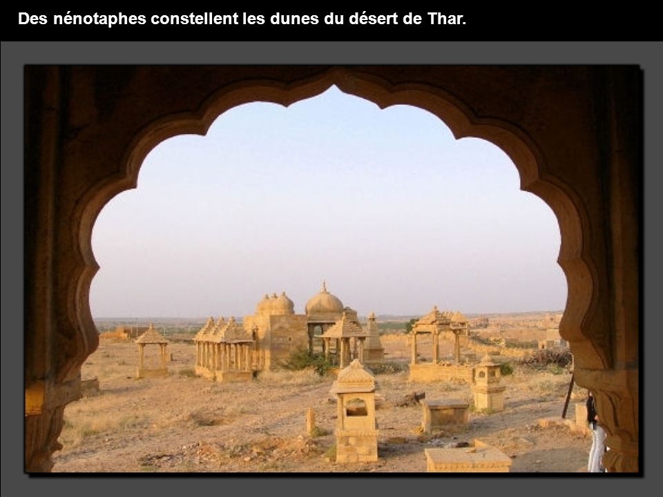 Des nénotaphes constellent les dunes du désert de Thar.