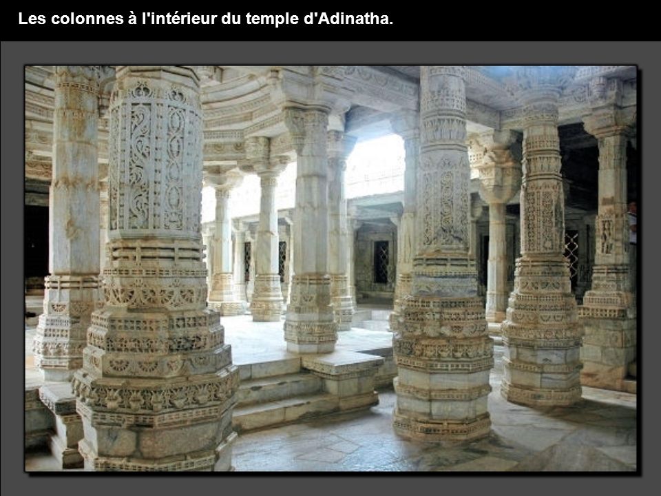 Les colonnes à l intérieur du temple d Adinatha.
