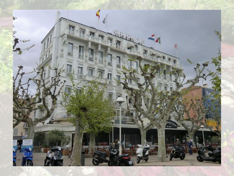 La Croisette est un boulevard de Cannes longeant la baie et pourvu d une large promenade piétonne à l abri des pins bordant la plage de sable.