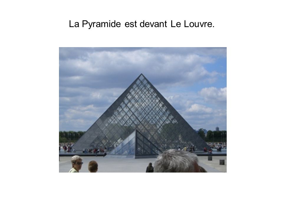 La Pyramide est devant Le Louvre.