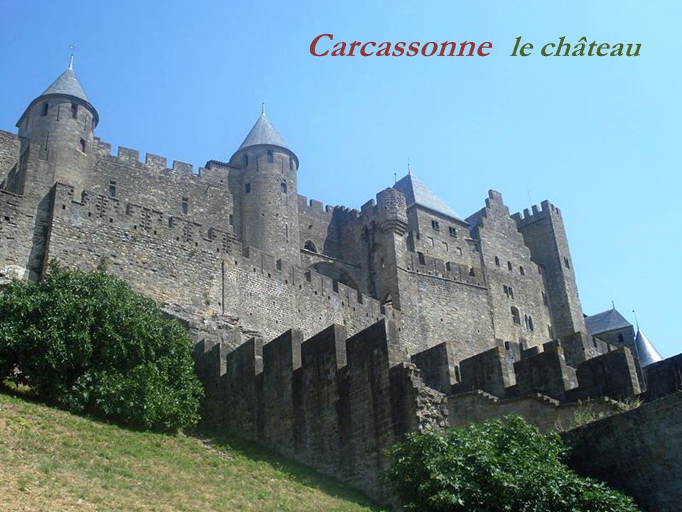 Carcassonne cité médiévale. dans un écrin de verdure