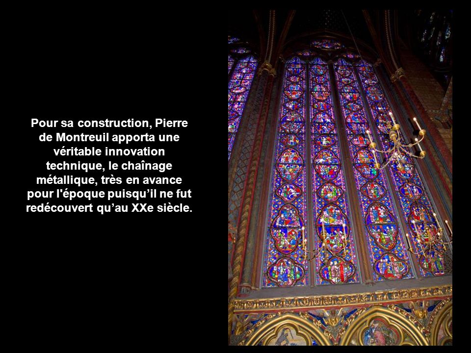 Les murs de la chapelle haute sont totalement supprimés et remplacés par de larges baies laissant passer la lumière, seulement séparées par de minces faisceaux de piliers.