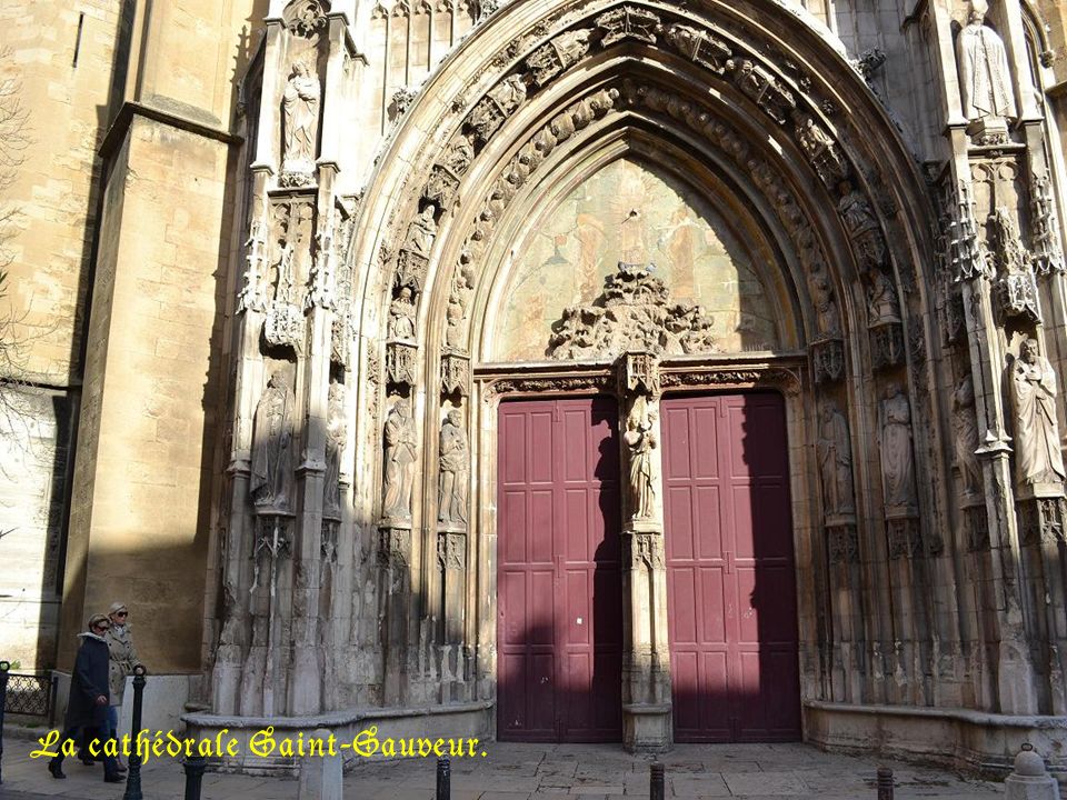 La cathédrale Saint-Sauveur, Edifiée selon la légende, Sur un temple dApollon… Elle a évolué entre le Ve et le XVIIIe siècle.