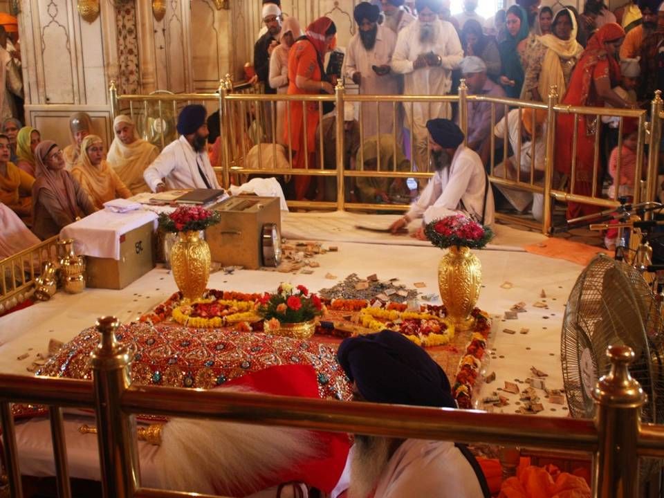 Le Darbar Sahib est consideré sacré et le plus beau des Sijs, parce que le Gourou éternel du Sikhismo, le Sri Gourou Granth Sahib Ji est présent dans son intérieur.
