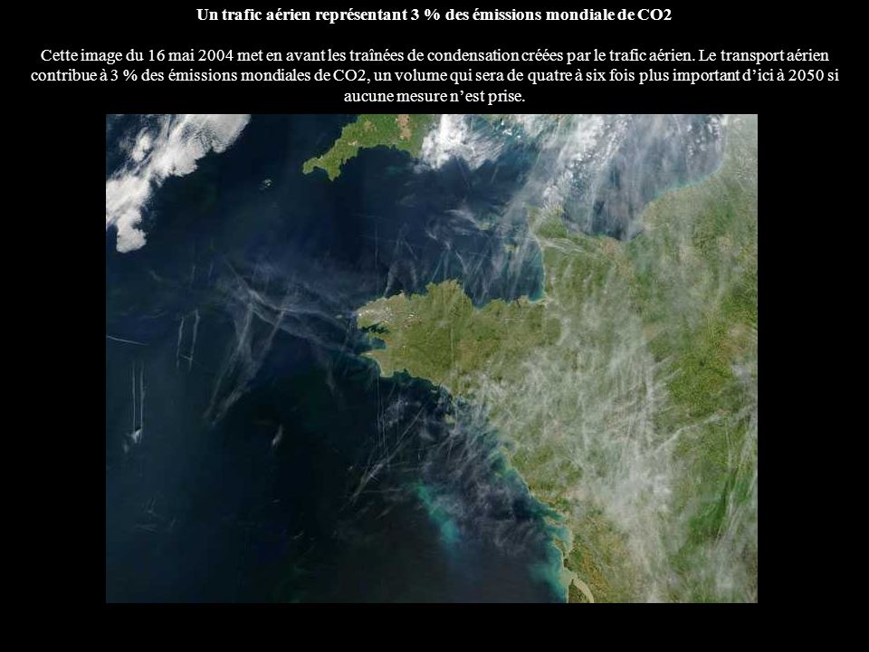 Un trafic aérien représentant 3 % des émissions mondiale de CO2 Cette image du 16 mai 2004 met en avant les traînées de condensation créées par le trafic aérien.